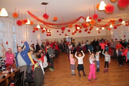 Uczestnicy Mikołajkowego Marszu Nordic Walking